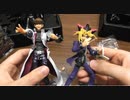 遊戯王のフィギュアを開封するオタク