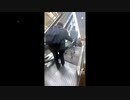 【tiktok】エスカレーターに買い物カートを落とす少年