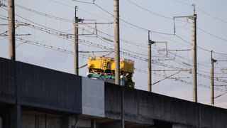 東北新幹線　震災復旧作業　保線車両が現場に到着