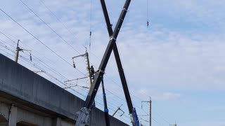 東北新幹線　震災復旧作業　クレーンブーム展開