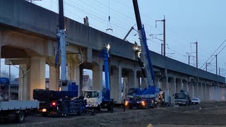 東北新幹線　震災復旧作業　折れた架線柱の撤去