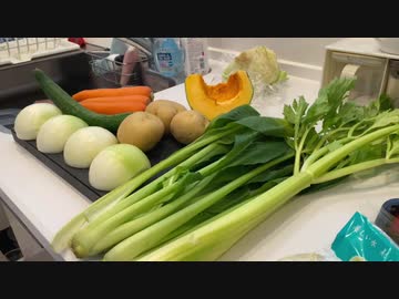 自分を大蛇丸と信じて止まない一般男性が、沢山お料理をする動画です。