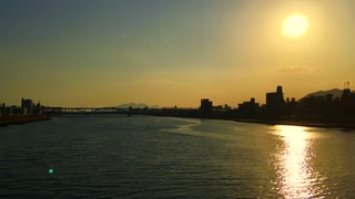 広島市西広島駅近く【新己斐橋から太田川放水路 河口】の夕陽　