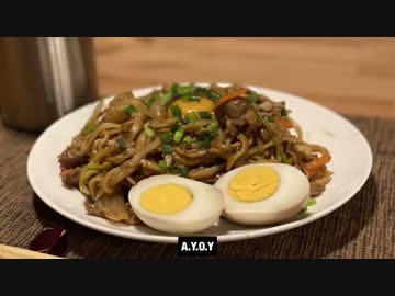 自分を大蛇丸と信じて止まない一般男性が、二郎麺の焼きそばで優勝する動画です。