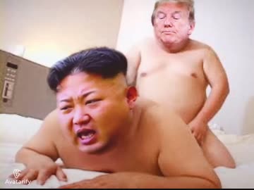 レスリングをしている金正恩とトランプ大統領
