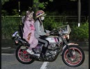 【悲報】JCがバイクを店内で乗り回し、ガラスが粉々に