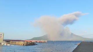 ある日の桜島（その２６７）＜カメラ向けてないときに限って大きく噴煙をあげる桜島ふたたび＞