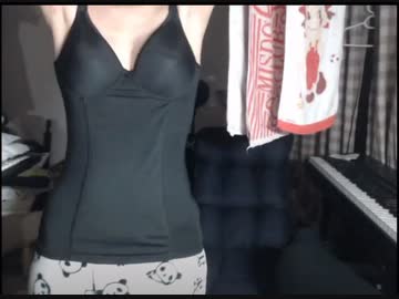 Youtube配信開始に気付かずに着替え始める放送事故　リモ