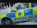 スノーボールファイト（雪合戦）でタコ殴りにされるパトカー