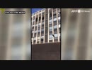 猫が火災の建物5階からジャンプ、見事に着地