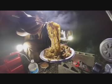 鉄粉焼うどんを勢いよく吐き出すおったん