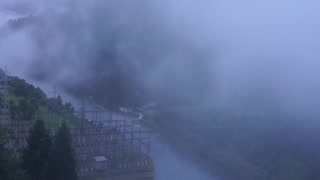【旅Log】ひぐらしの鳴く、ダム工事現場。放水の水飛沫と霧で幻想的