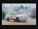 中国 山東省で駐車中のEV車床下部分から突然火花が...バチバチ燃え上がるw