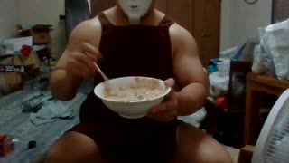 ホモと見るゲロみたいな減量食を食らう底辺筋トレyoutuber