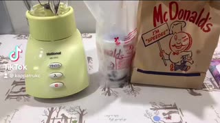 マクドナルドメニューをミキサーで混ぜて飲んでみた