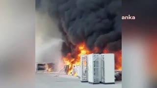 【トルコ】建設中の建物で資材が燃える【山火事とは無関係】