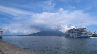 ある日の桜島（その２８８）＜「あかつき」の横からゆるりと出てきたタンカーと桜島フェリーと桜島＞