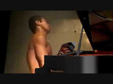 ピアノを演奏する野獣先輩