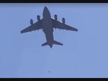 アフガニスタン：離陸するC-17にしがみついた人が…