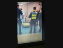 オーストラリアで、警官が父親に暴行、親の拒否権無視で推定5歳児の子供にmRNAワクチンを強制接種。