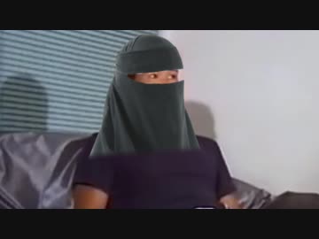 タリバンにインタビューされるアフガン人