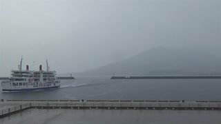 ある日の桜島（その２９５）＜雨の北埠頭から桜島フェリーと桜島＞