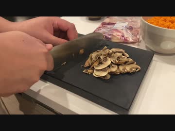 お料理マシンと化したレヴナントが作る、馬すじカレー。