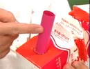 筒の先端から白い物体が飛び出すオモチャ