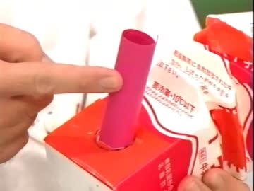 筒の先端から白い物体が飛び出すオモチャ