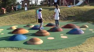 【生駒山上遊園地：ITADAKI】カラフルポット（飛び石）で遊ぶあい❤すぐ母に近づいてくる…