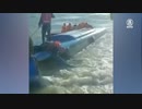 大型バスが川に転落し14人死亡・強行突破のつもりが入水自殺に