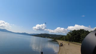 軍用機が、北海道の湖を旋回。野鳥が一斉に飛び立つ！４K