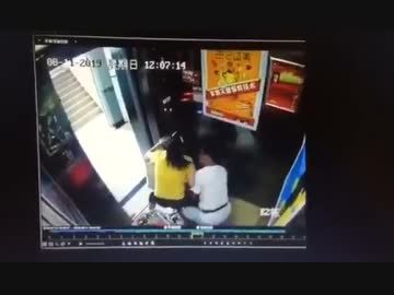 母の目の前で子供が誘拐される映像　【年間20万人の子供が行方不明になる中国】