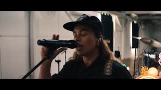 TASH SULTANA - WILLOW TREE (FENDER SESSIONS)