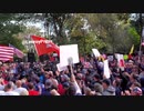 NY 接種義務化に抗議する何千人もの市民達