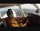 小型飛行機を操縦する男の子