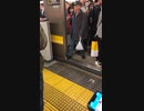 ホモと見る電車のドアが閉まるのを妨害し続けるジジイ