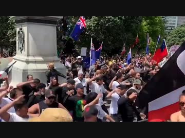 大迫力のハカ　ワクチン反対運動