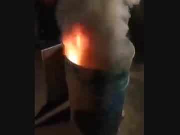 接種済みの市民が連帯しグリーンパスを燃やし、宣言。「憲法を守るためやる！」