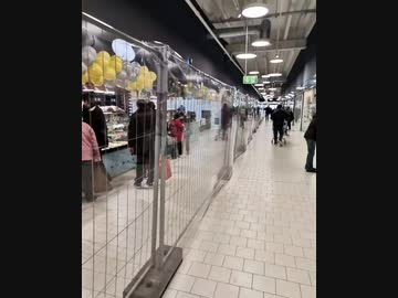 独 スーパーで接種者と非接種者をフェンスで分断