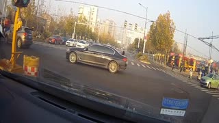 【中国交通事故合集】814期：开门杀，他赔了133万！