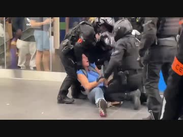 警察に警棒で袋叩きされる未接種者