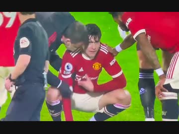 試合中に胸の痛みを訴える ヴィクトル・リンデレフ選手