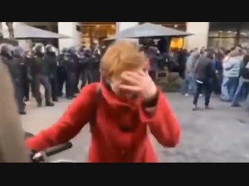 独・接種義務化に抗議する高齢者を警察が暴行