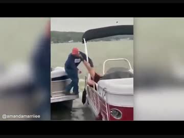 二人は幸せなキスをして出航