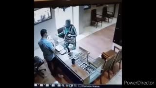 女 vs 宝石店店員