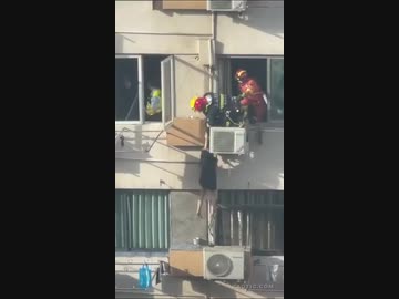 女 vs 女性差別的レスキュー隊員