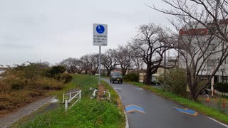 自転車専用道を走る普通自動車