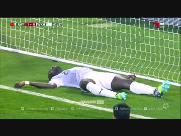 サッカー選手が試合中に心臓発作で倒れる