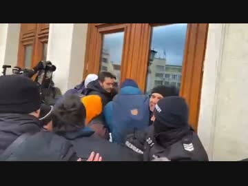 ブルガリア国会議事堂へ押し寄せる大勢の嘘コロナ・毒ワクチン・ワクチンパスポートに反対する市民....